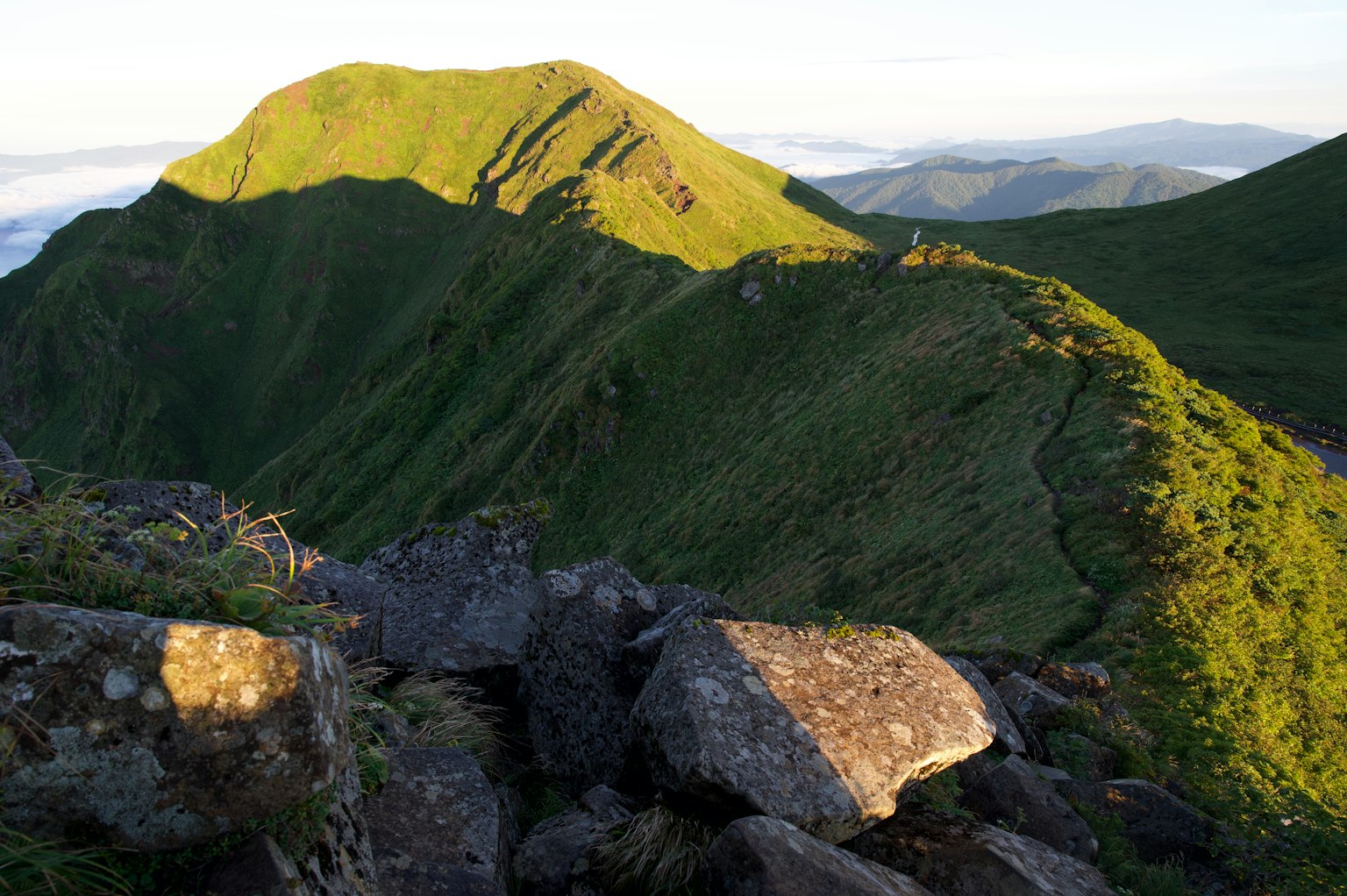 Vista panoramica di creste montuose verdi e rocce