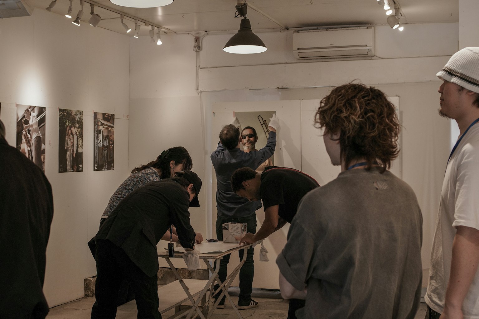 Personas preparando una exposición de arte en una galería