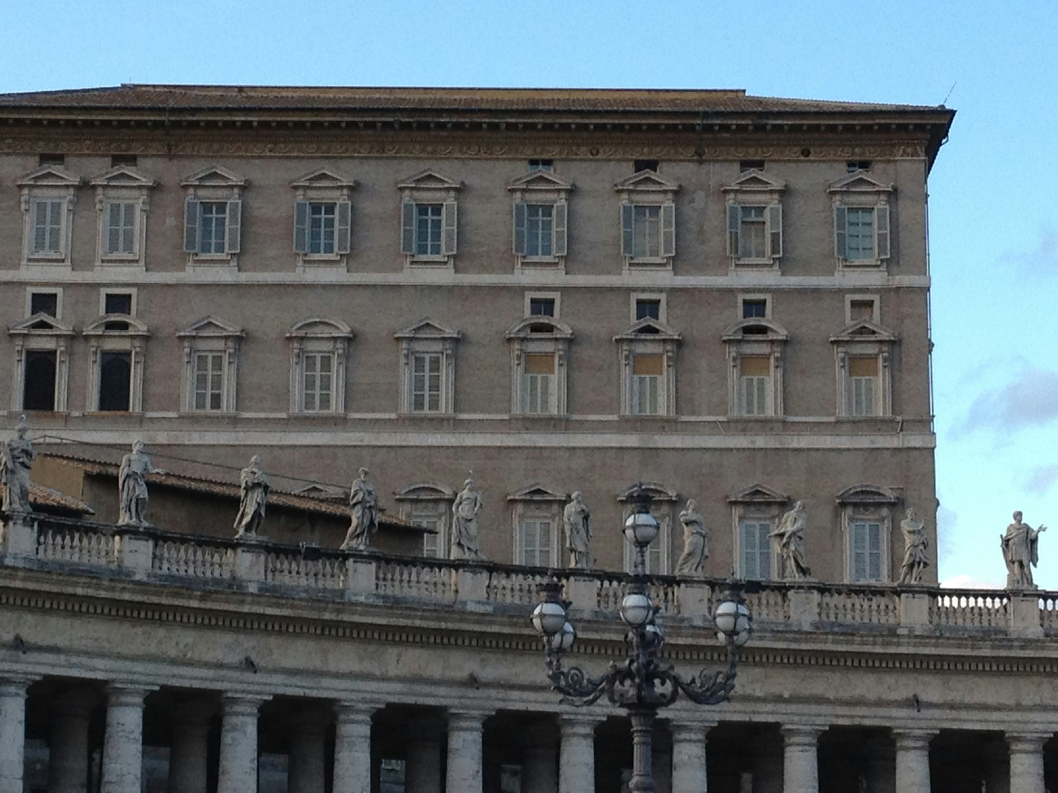 Mặt tiền của một tòa nhà tại Quảng trường Thánh Peter Thành phố Vatican với các bức tượng