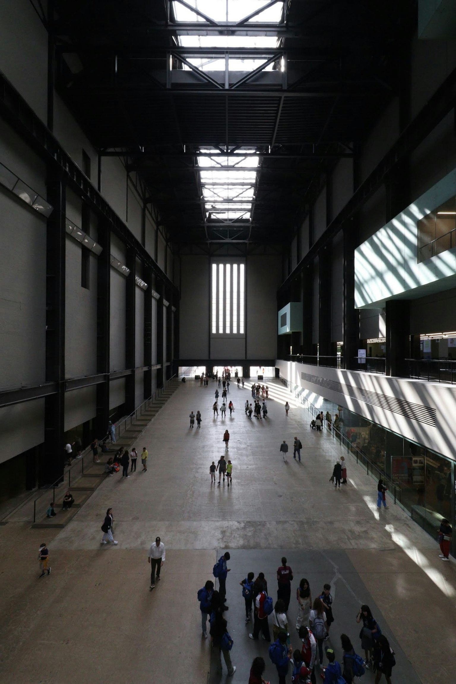 Ruang dalam yang luas di Tate Modern dengan pengunjung