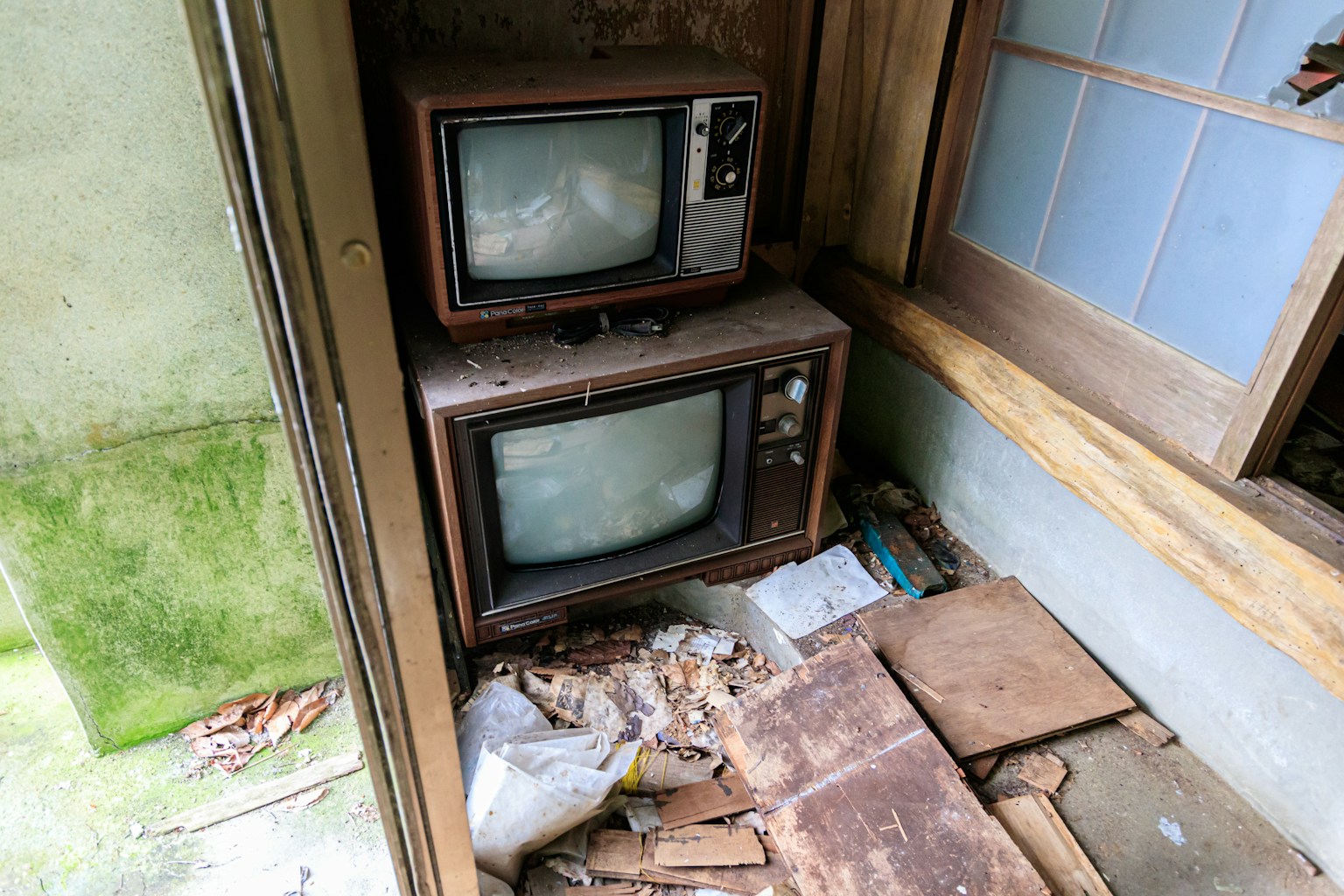 Interior de una habitación abandonada con viejos televisores