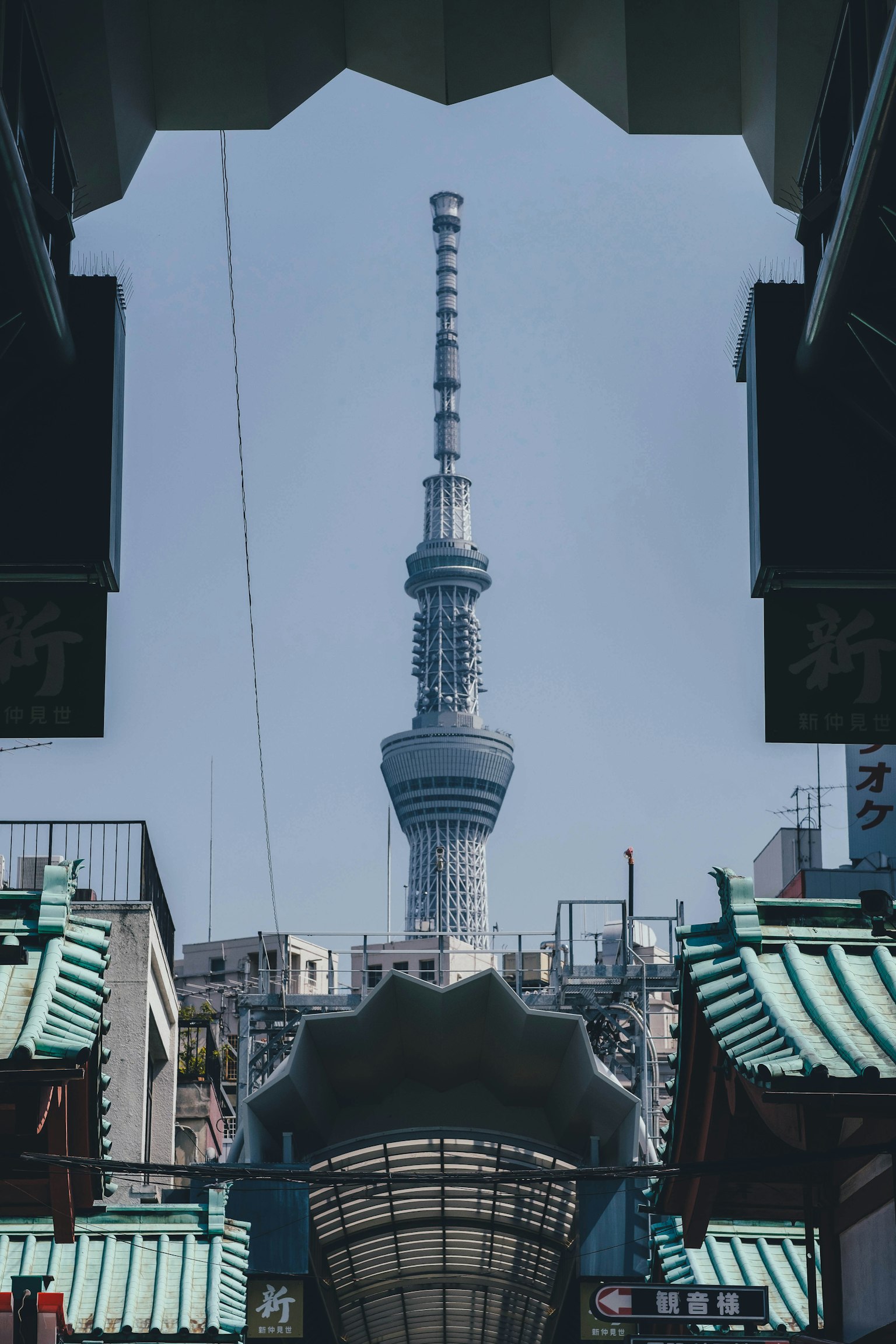 Vista della Tokyo Skytree attraverso un'arcata tradizionale