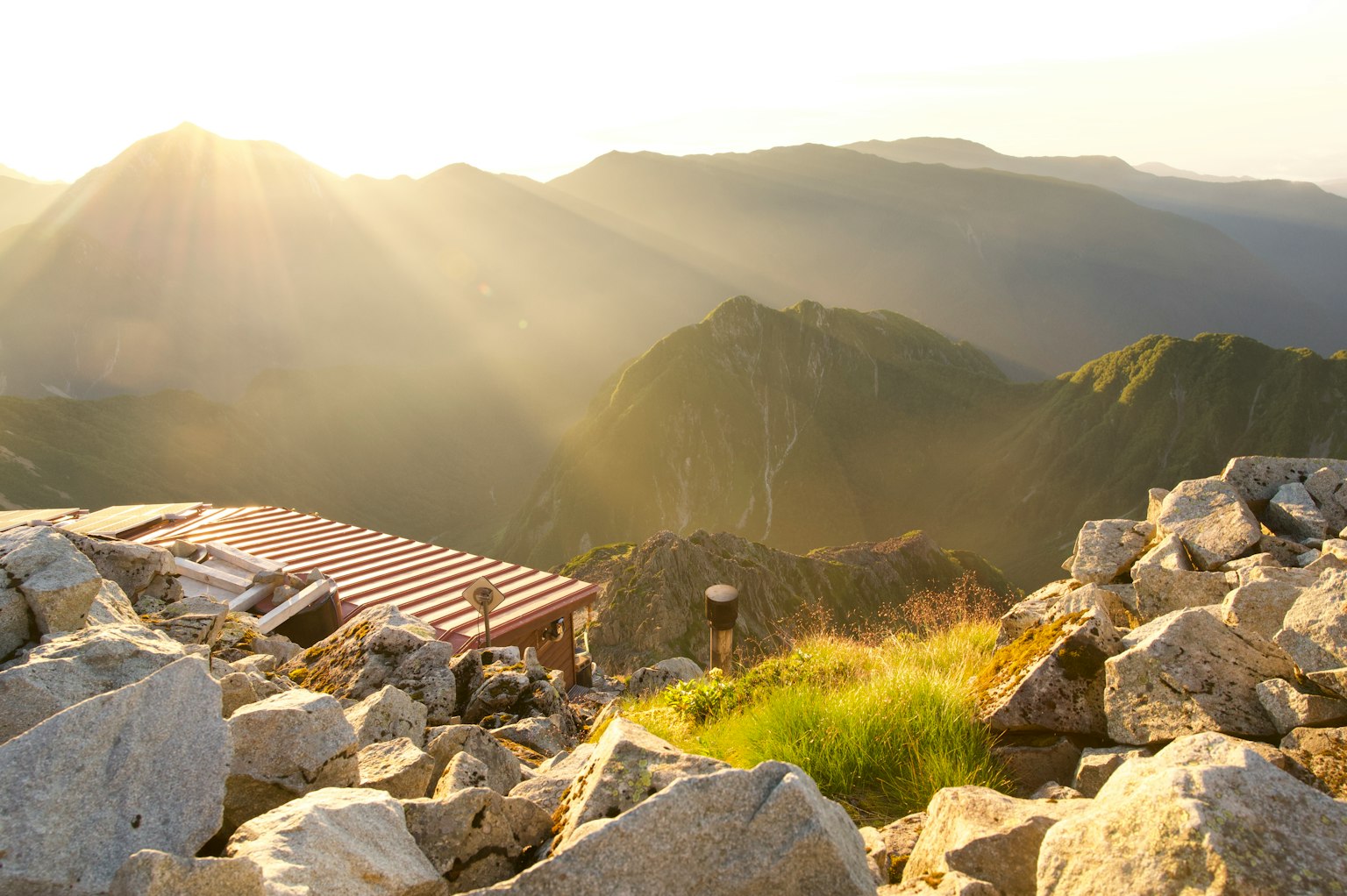 Vue panoramique des montagnes et terrain rocheux illuminés par le coucher de soleil