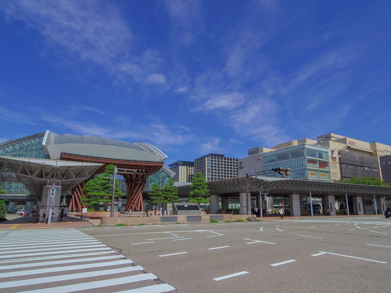 Arsitektur modern dengan langit biru dalam lanskap perkotaan