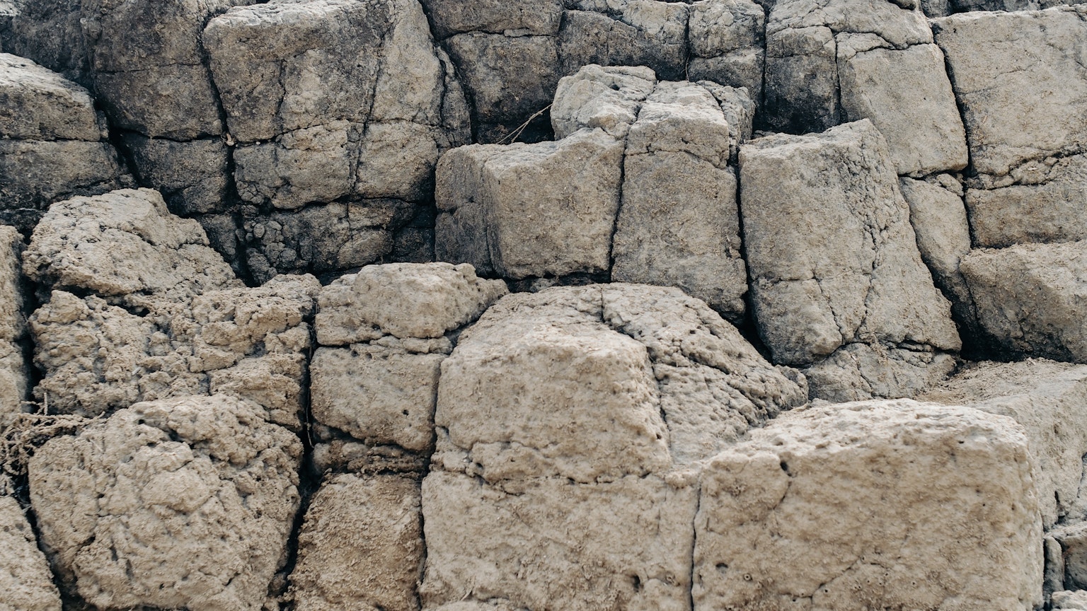 Immagine che evidenzia la texture e le forme delle superfici rocciose