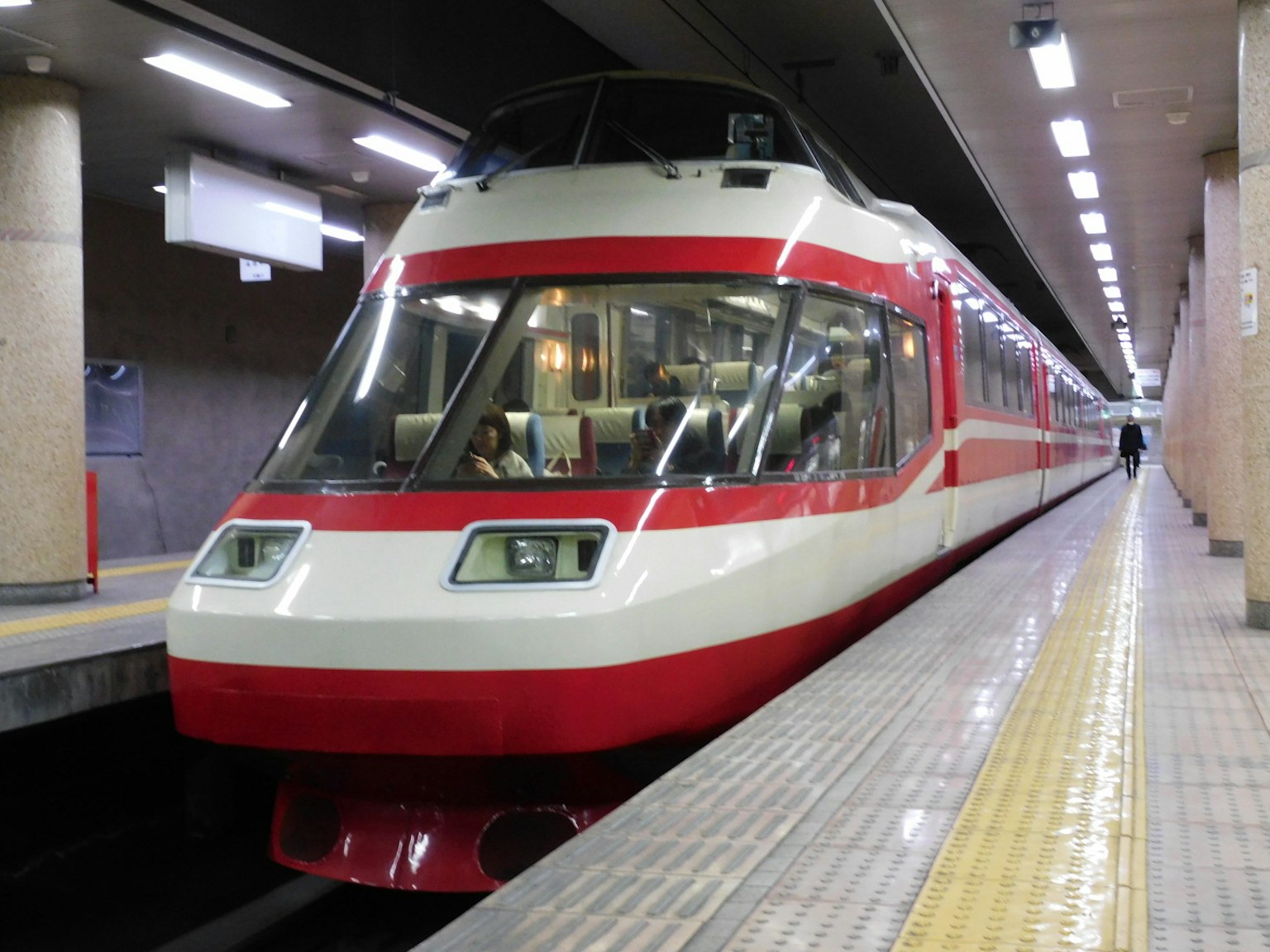 紅白設計的特快列車停靠在車站月台