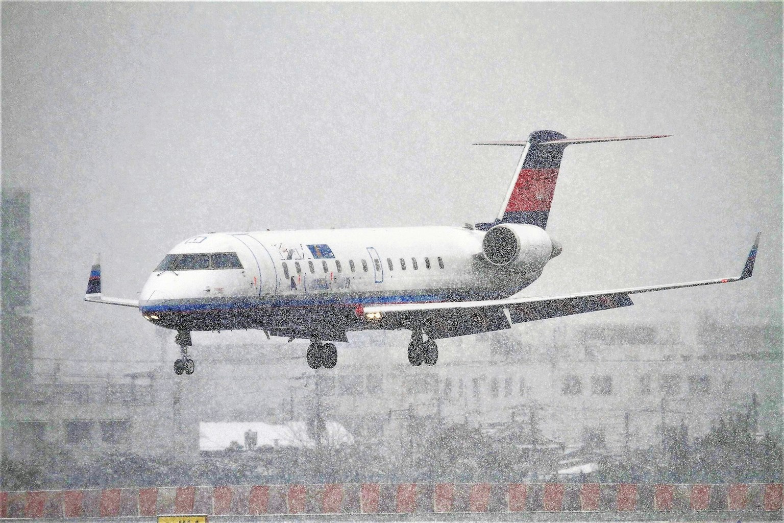 Avión aterrizando en la nieve