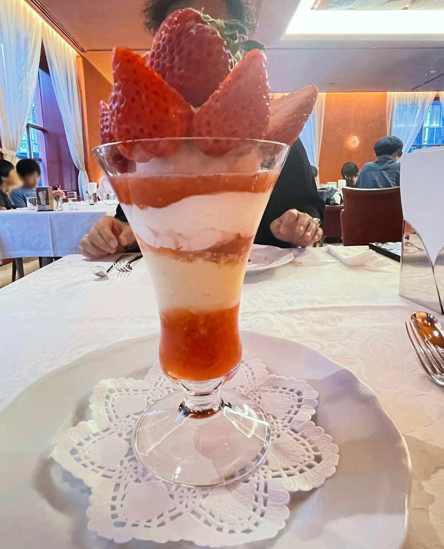 Parfait decorato con fragole servito in un piatto di vetro