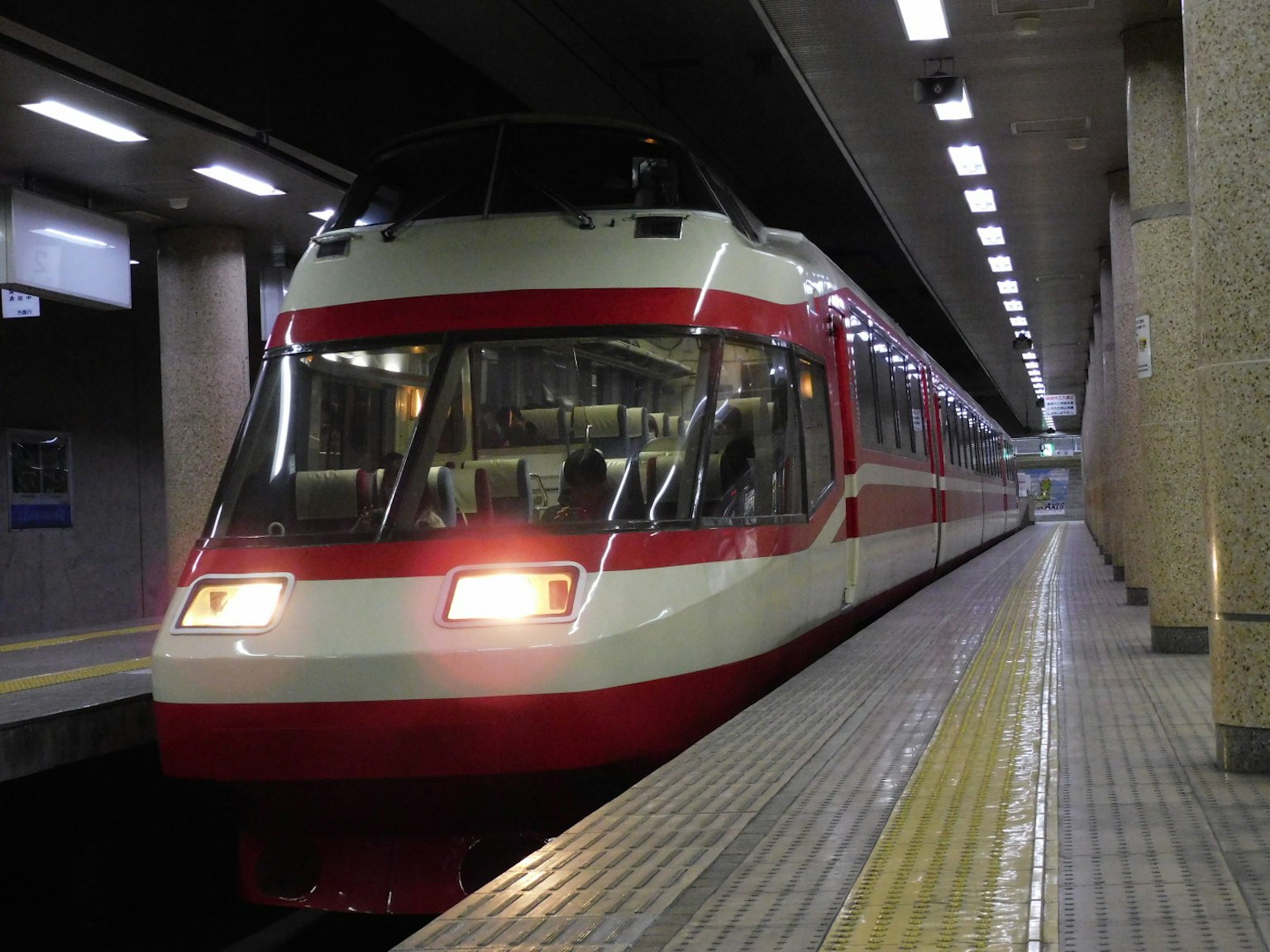 Kereta merah dan putih di stasiun bawah tanah