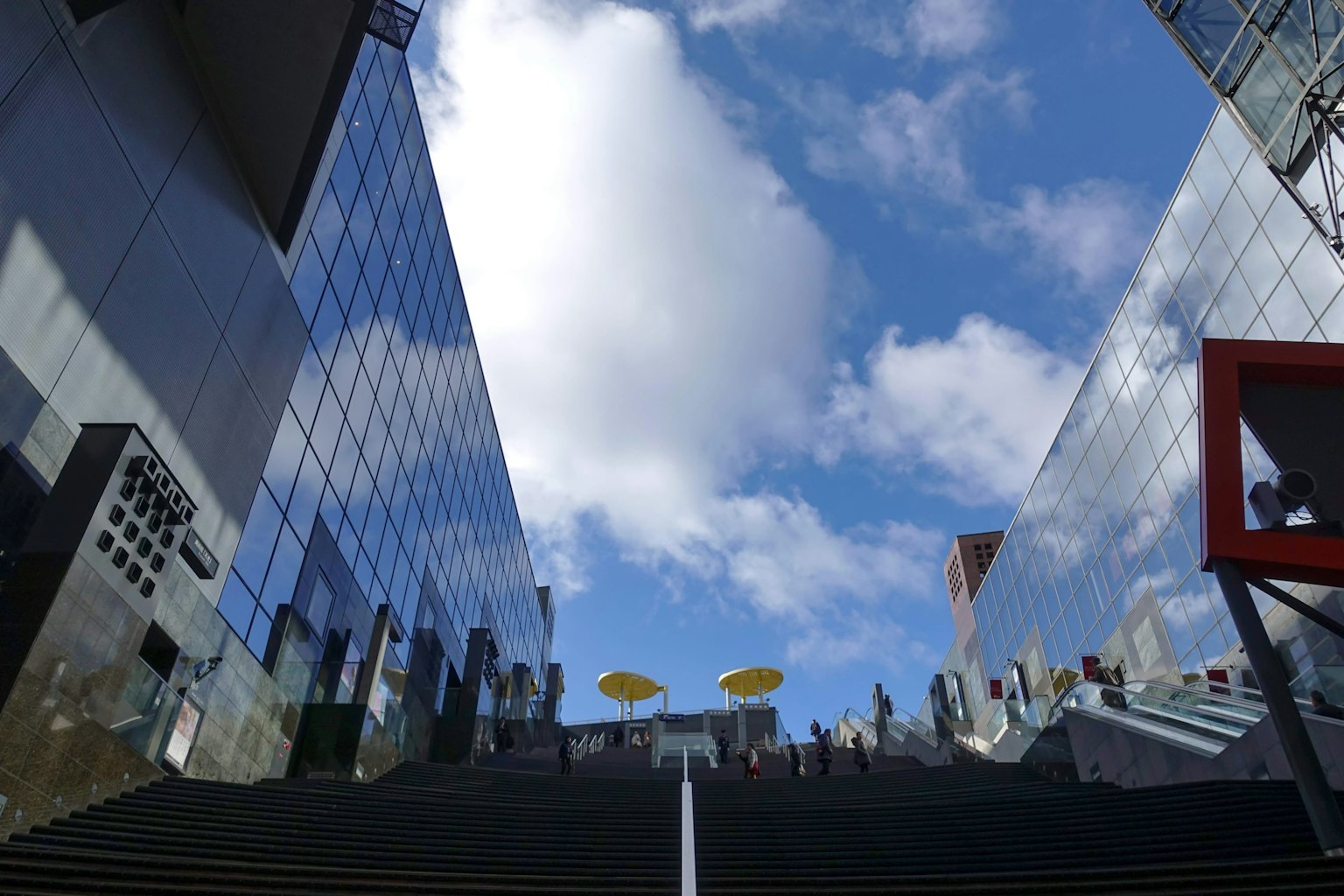 Moderne Gebäude mit reflektierendem Glas unter einem blauen Himmel