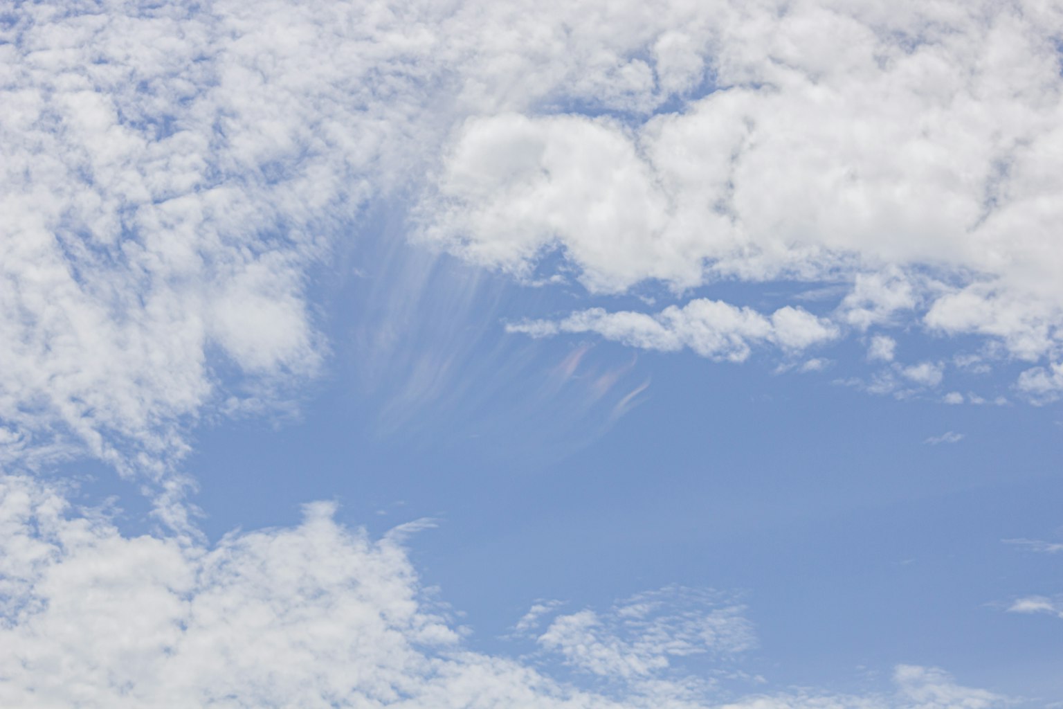 Belle vue de nuages blancs flottant dans un ciel bleu