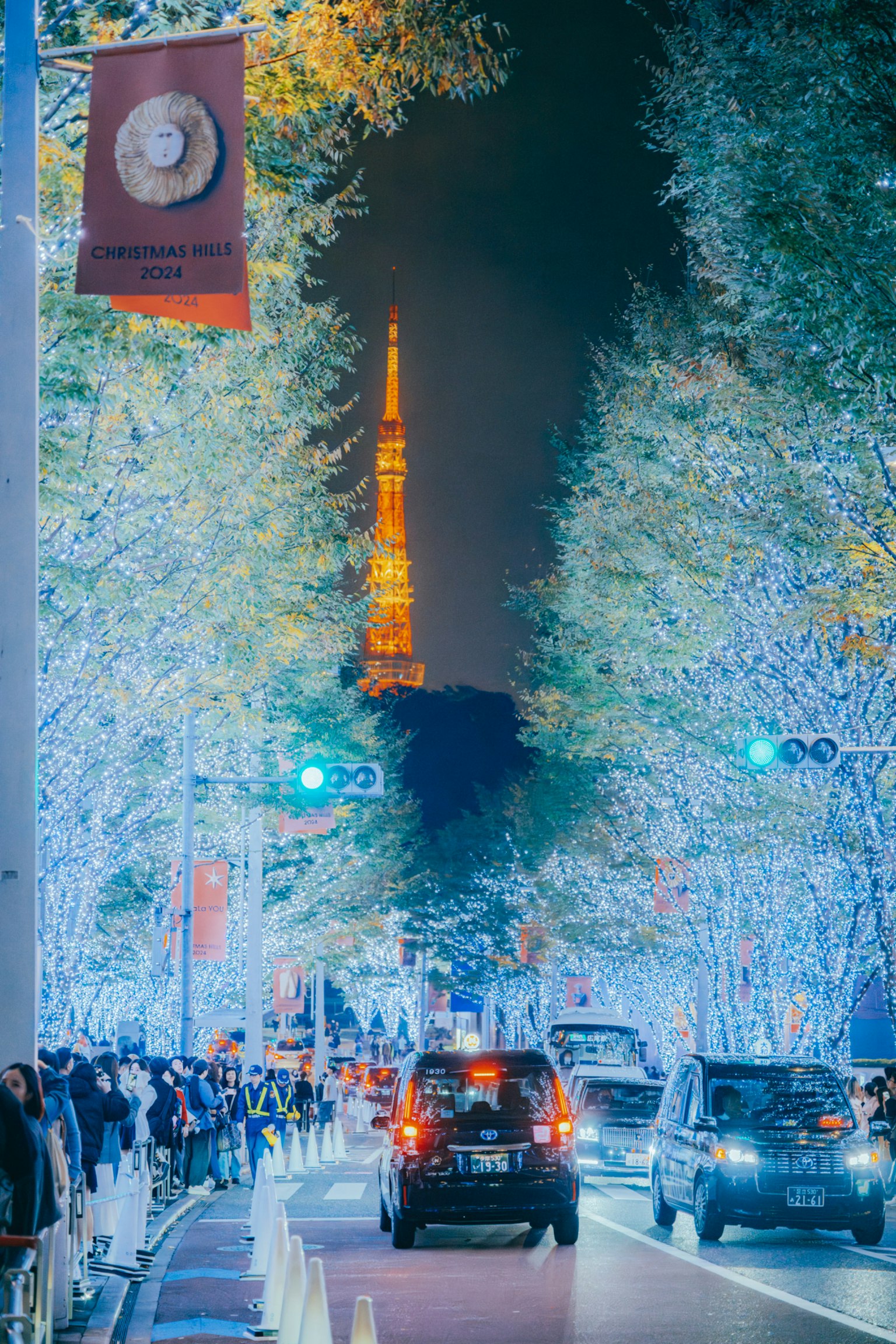 Tour de Tokyo illuminée la nuit avec des lumières festives et une rue animée