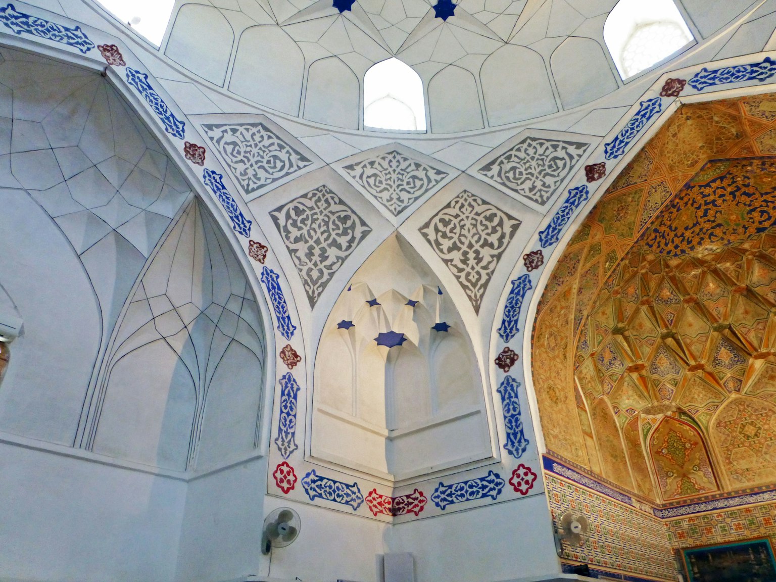 Archi intricati e dettagli decorativi nel soffitto di uno spazio interno