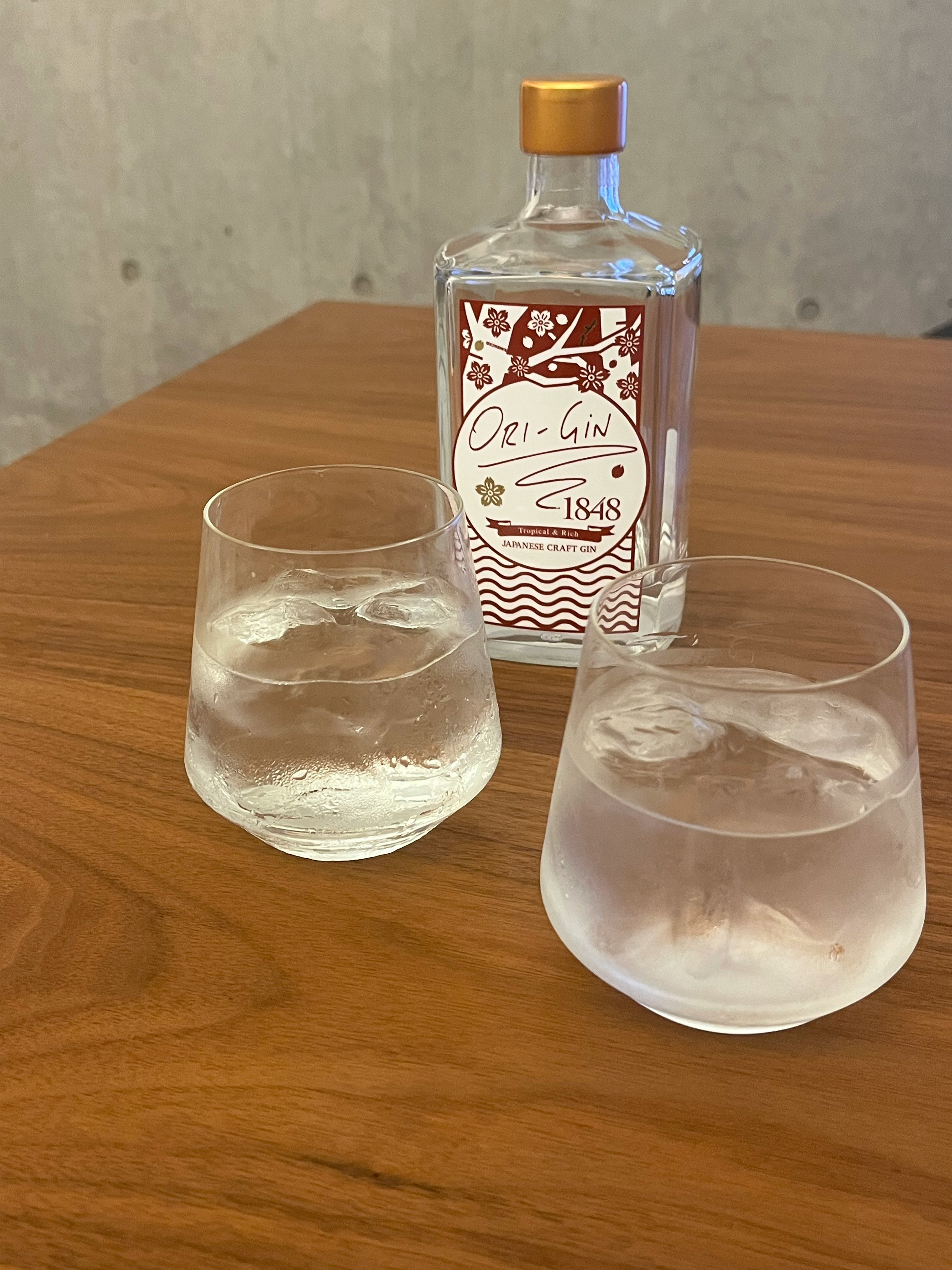 泡盛ベースのジンとグラスのあるテーブル上の酒