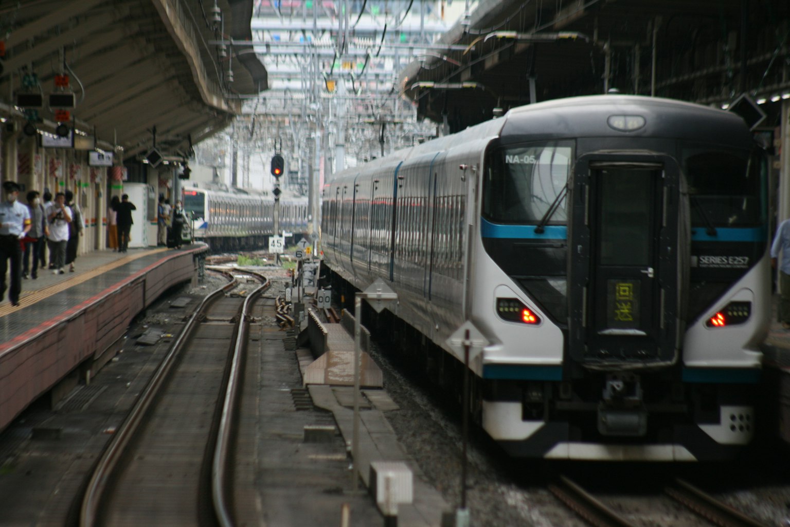 Kereta modern berhenti di platform stasiun dengan orang-orang menunggu