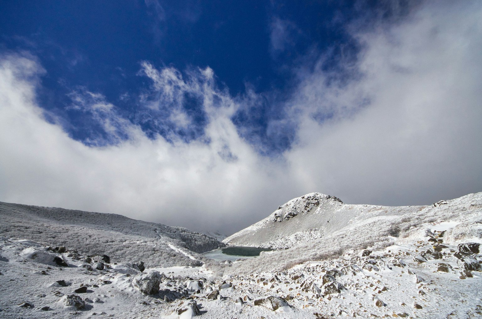 Paysage de montagne enneigé avec ciel bleu