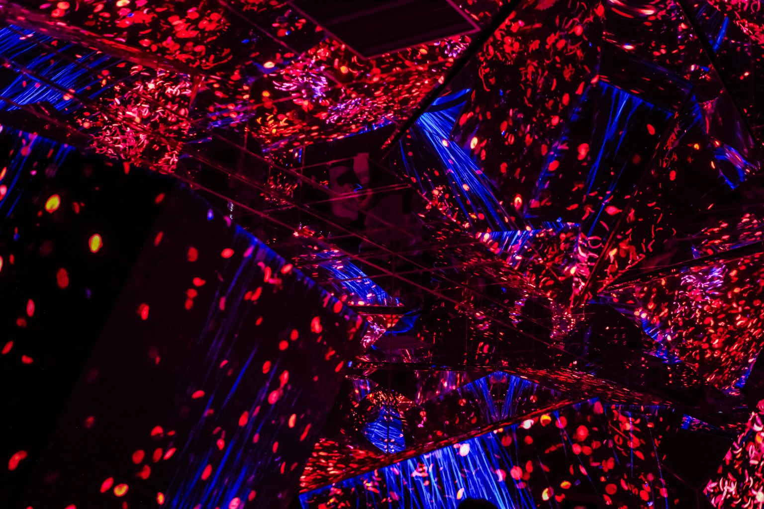 Image abstraite avec des reflets de lumière rouge et bleue