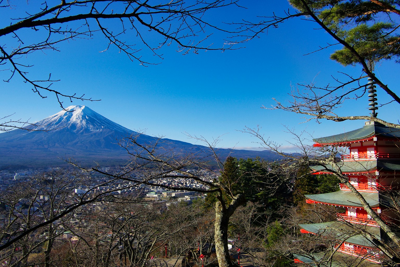 富士山和五重塔在晴朗的蓝天下