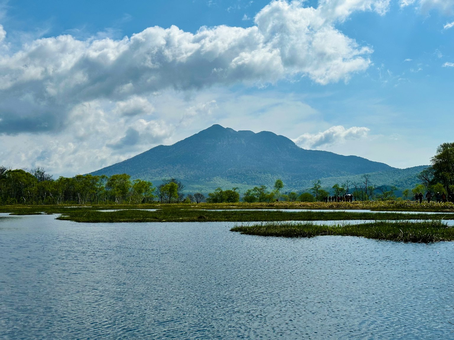 山与湖泊及丰盛绿地的风景