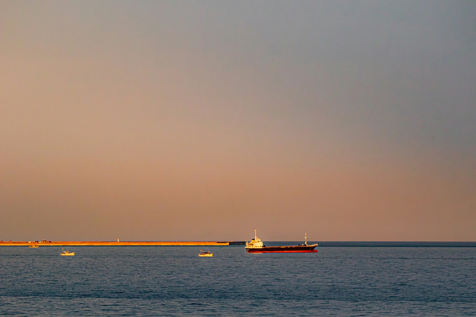 Una nave e un molo nel mare serale