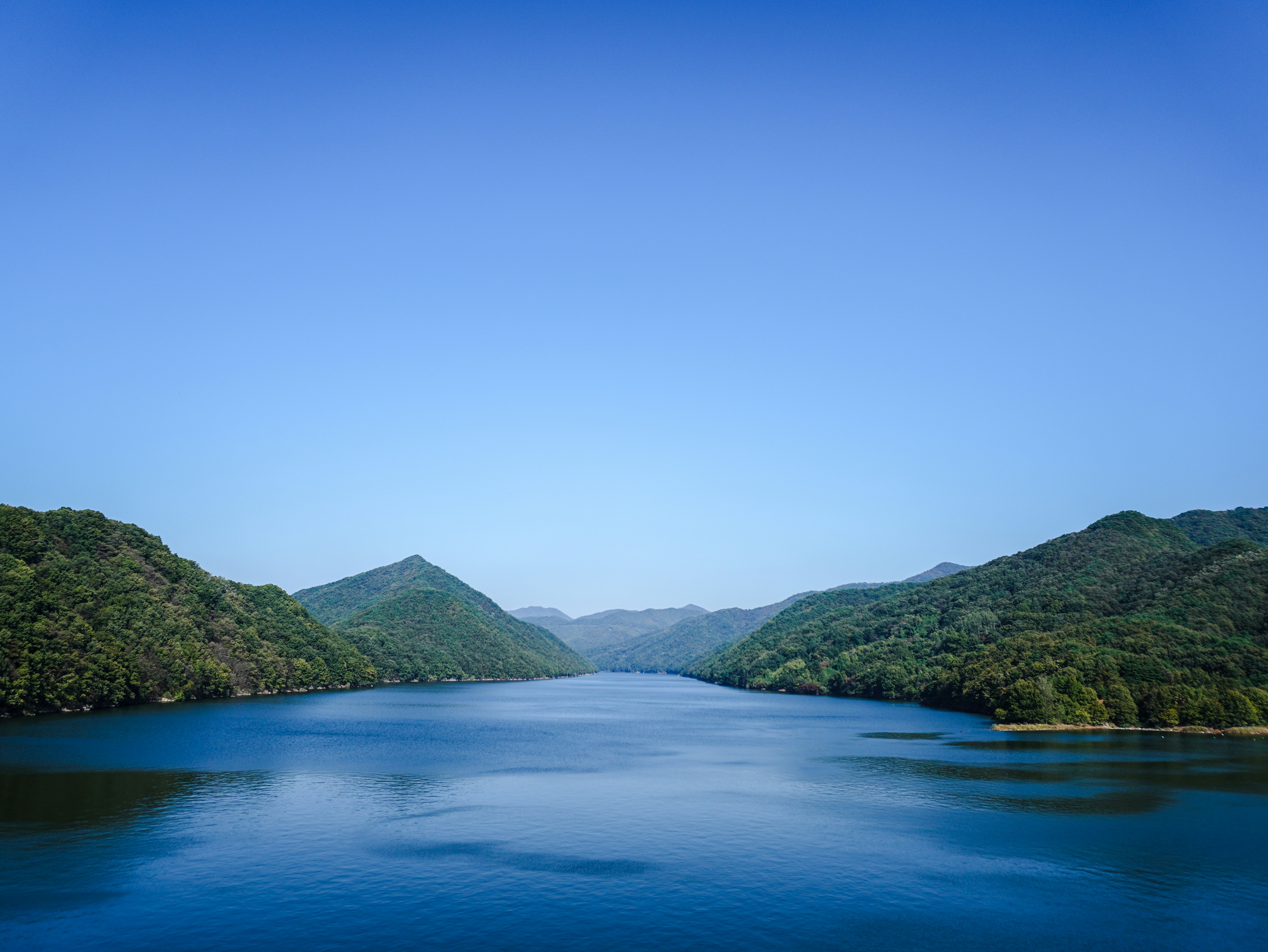 緑の山々に囲まれた湖の静かな水面