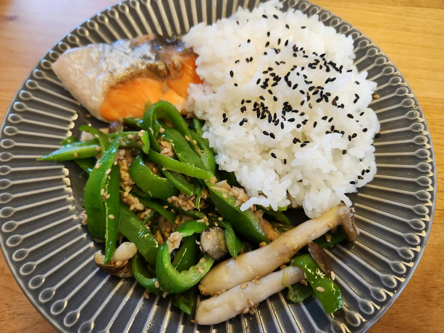 烤三文鱼配米饭和炒青椒及蘑菇