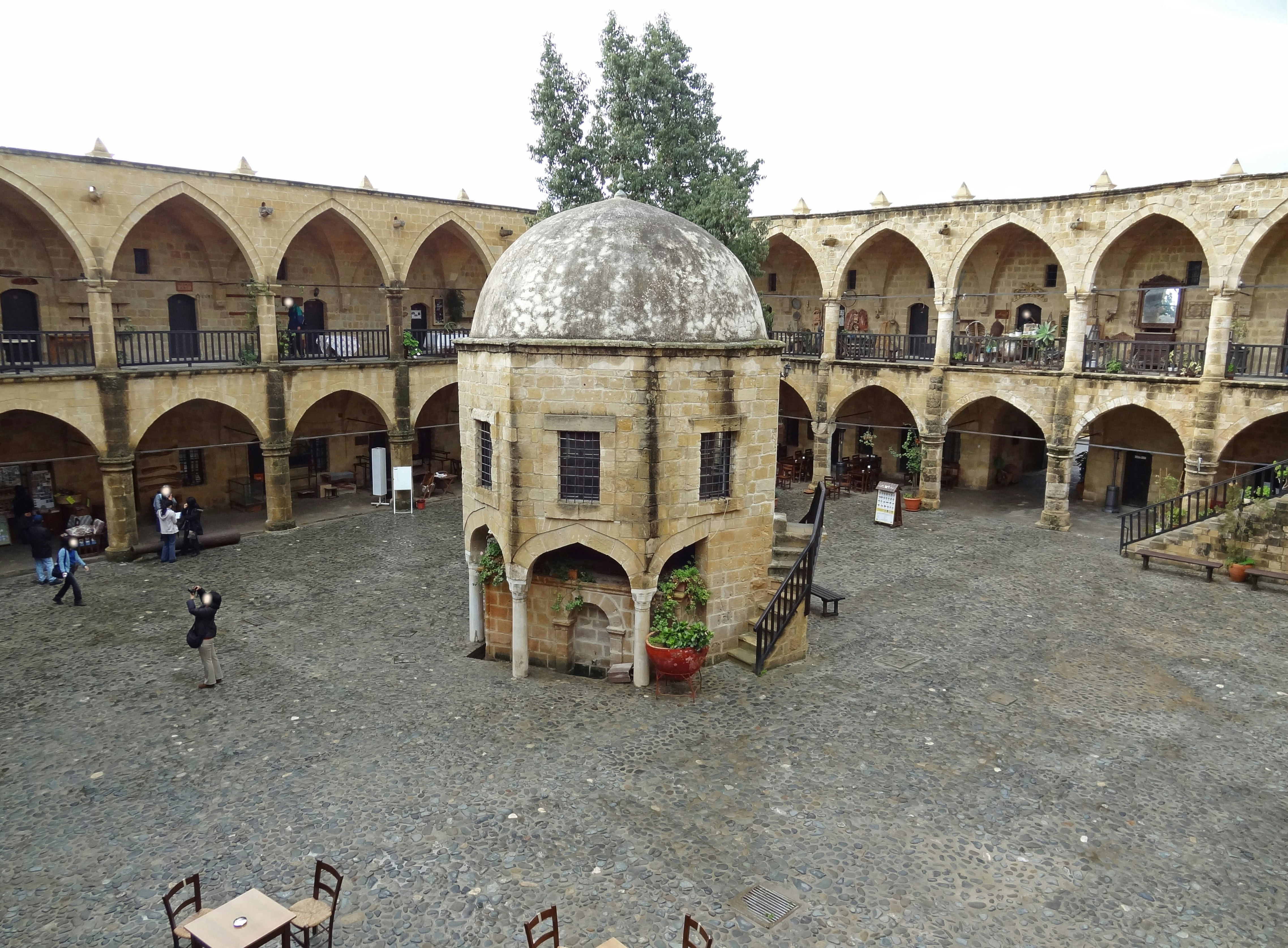 Cupola in un cortile con galleria ad arcate in un complesso storico