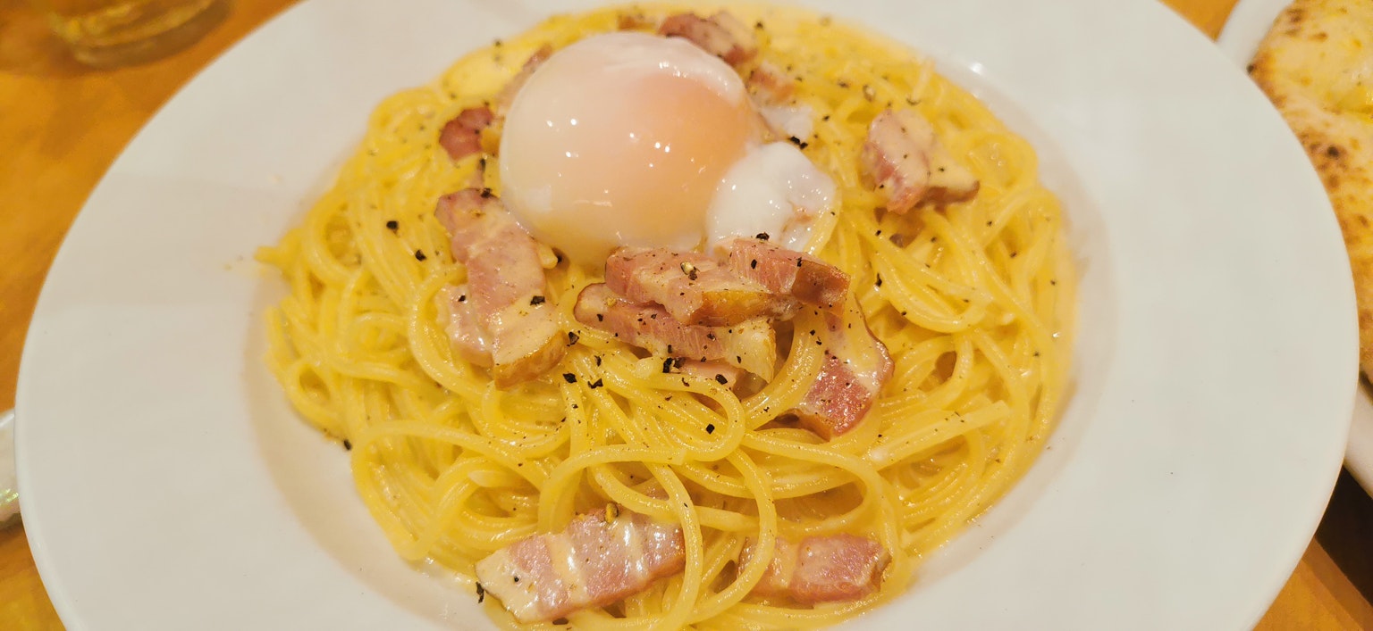 Cremige Spaghetti Carbonara mit weichgekochtem Ei und Speck