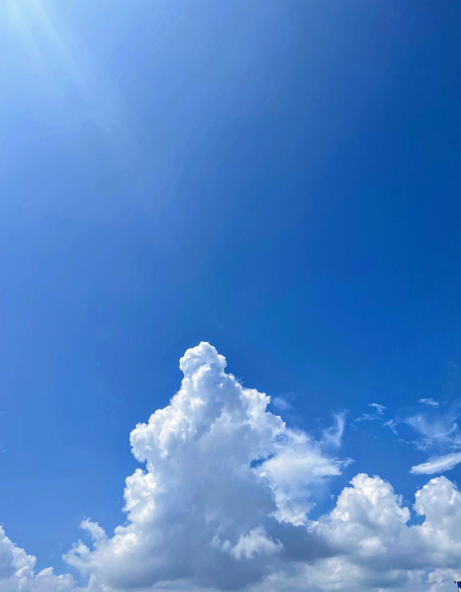 Belle vue de nuages blancs dans un ciel bleu