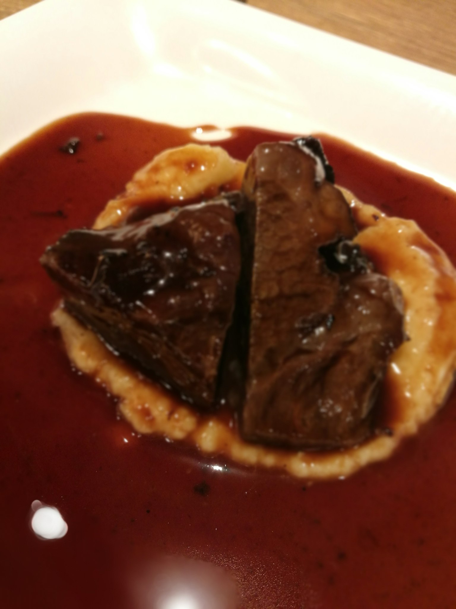 Coupe transversale d'un plat de viande servi sur sauce