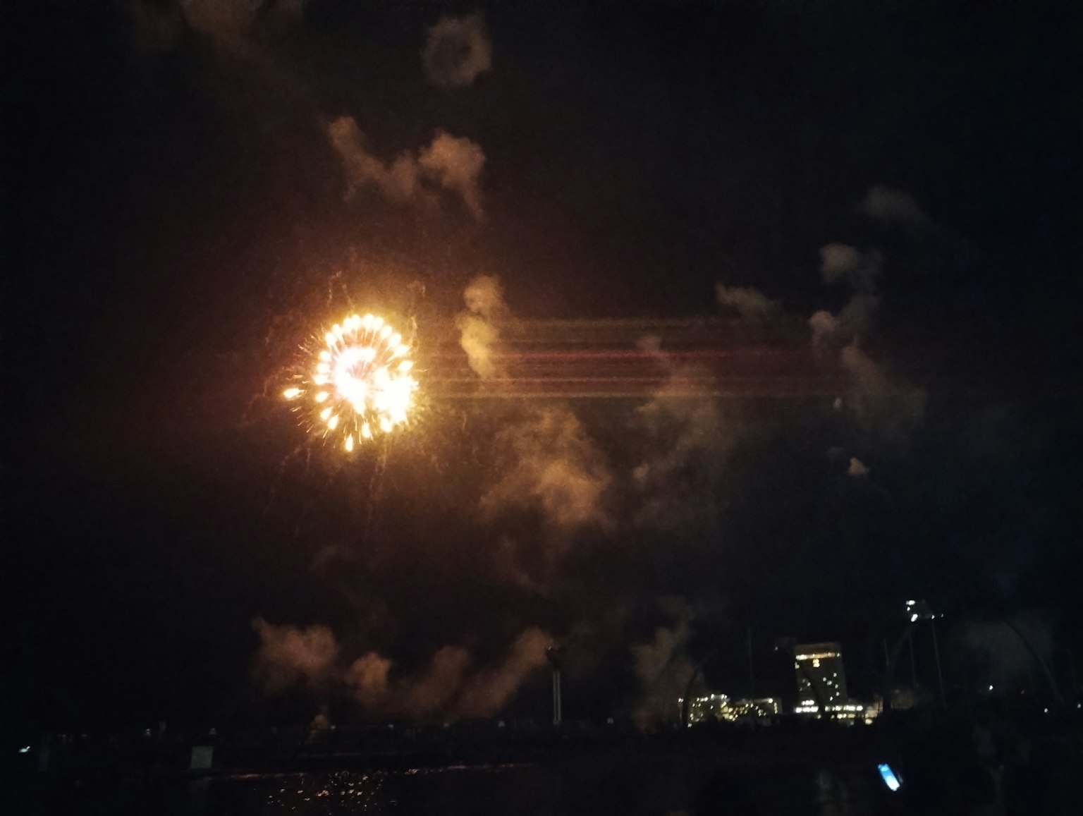 夜空中的烟花表演和烟雾