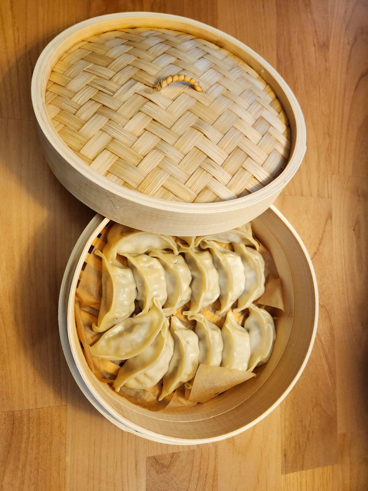 Dumpling kukus yang disusun dalam pengukus bambu