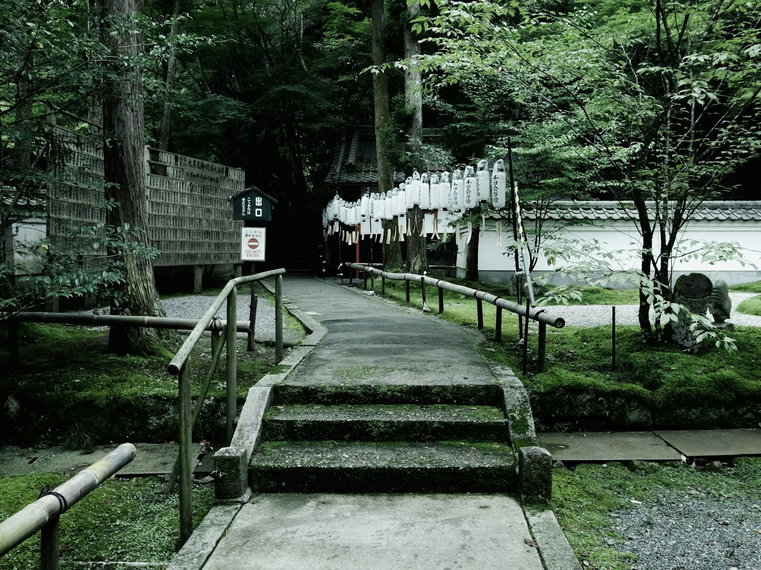 Con đường yên tĩnh được bao quanh bởi cây xanh dẫn đến các công trình truyền thống