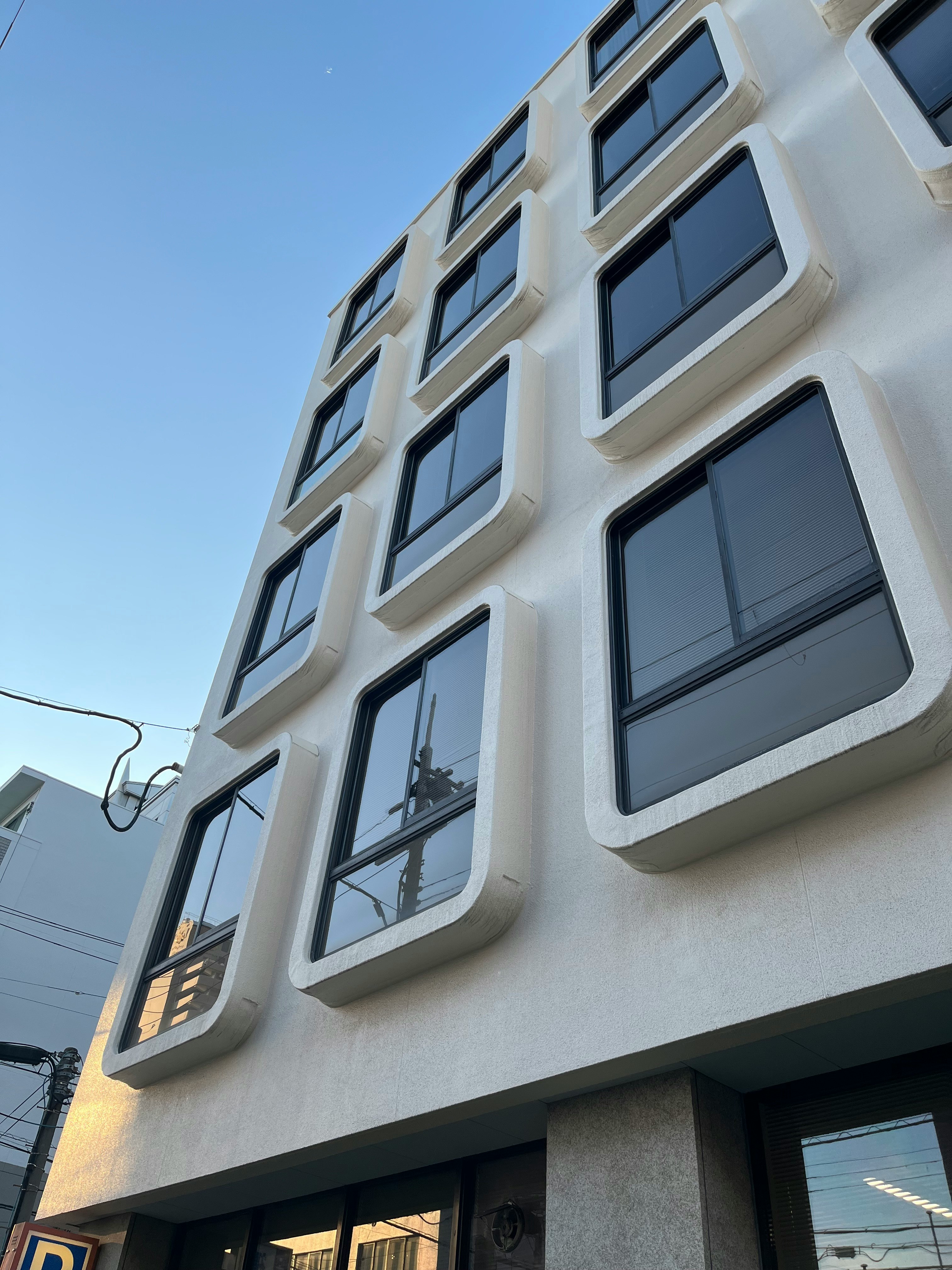 fachada de un edificio de apartamentos moderno con ventanas apiladas
