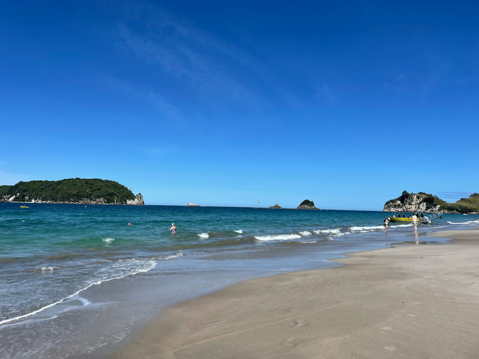 Scena di spiaggia con cielo blu chiaro e mare calmo