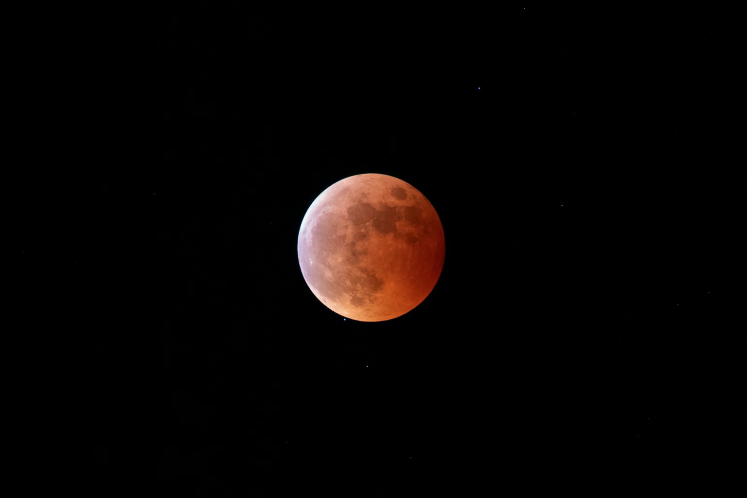 Phénomène céleste magnifique avec une lune rouge sur fond noir