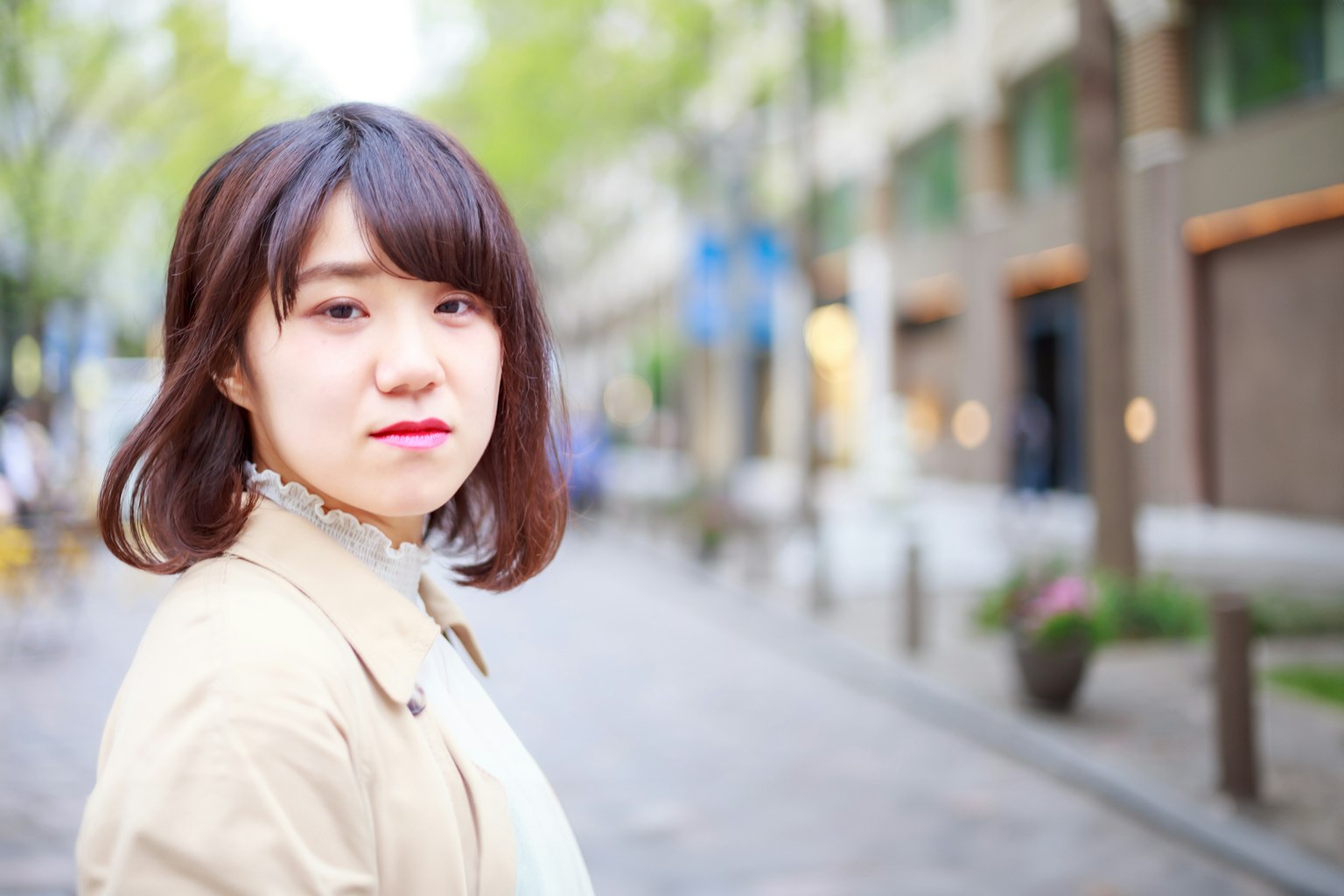 街上回头的女性肖像，柔和的色彩和自然背景