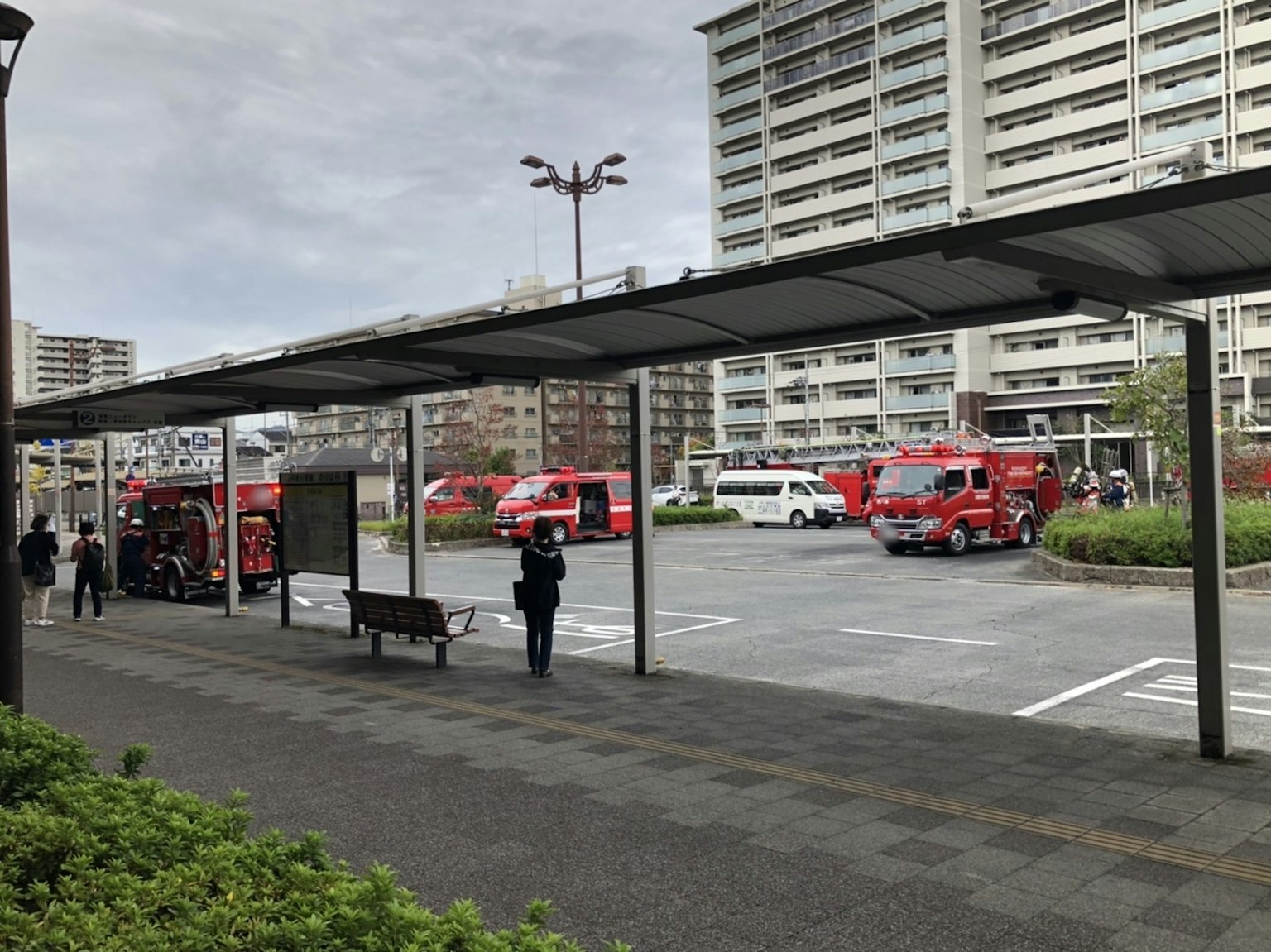 城市景观，红色消防车停放