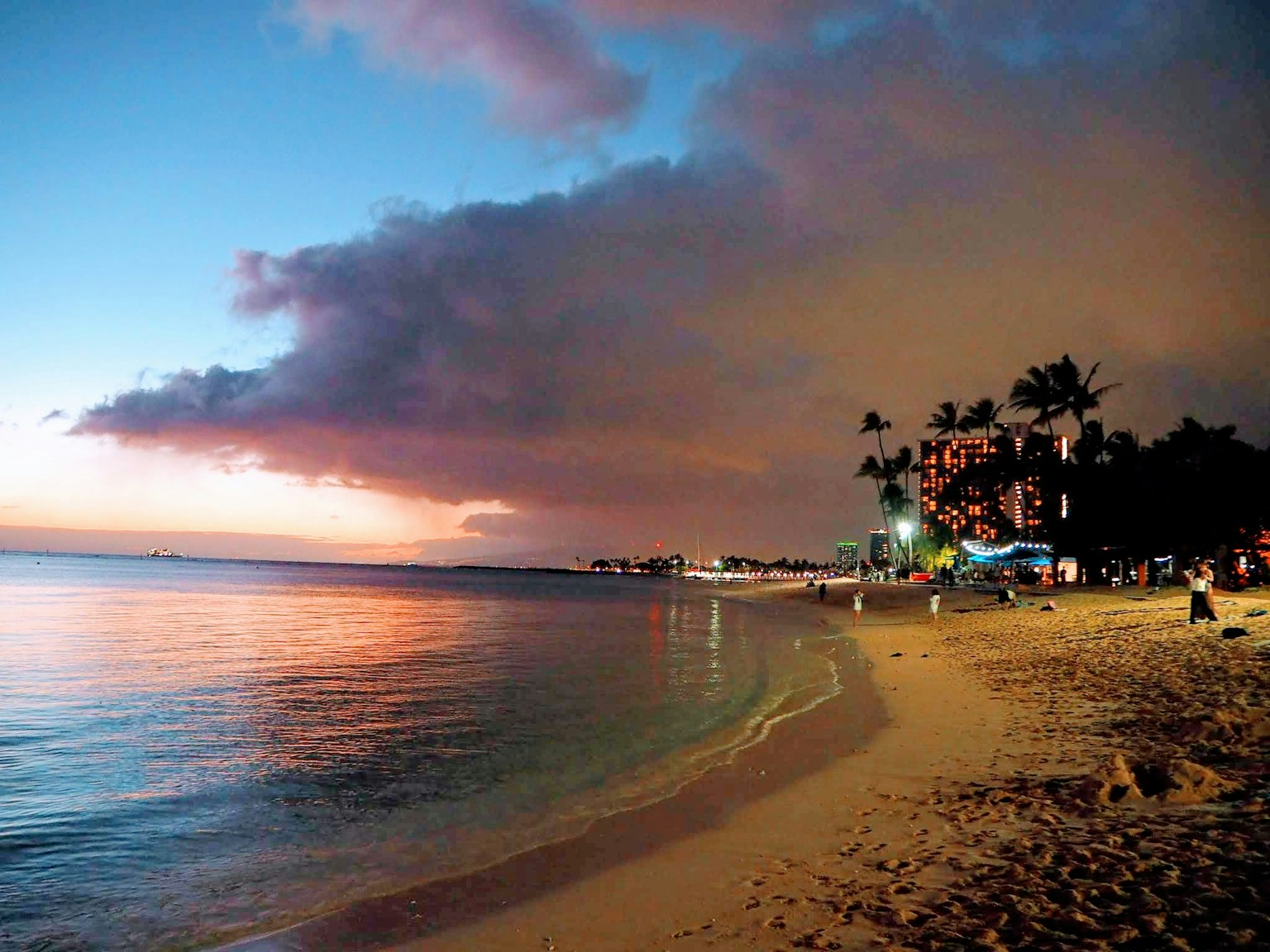 Hermosa playa al atardecer con aguas tranquilas