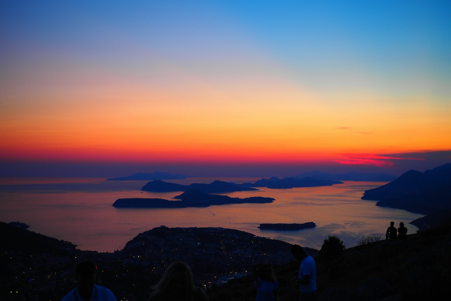 Magnifique vue du coucher de soleil sur la mer avec des îles visibles