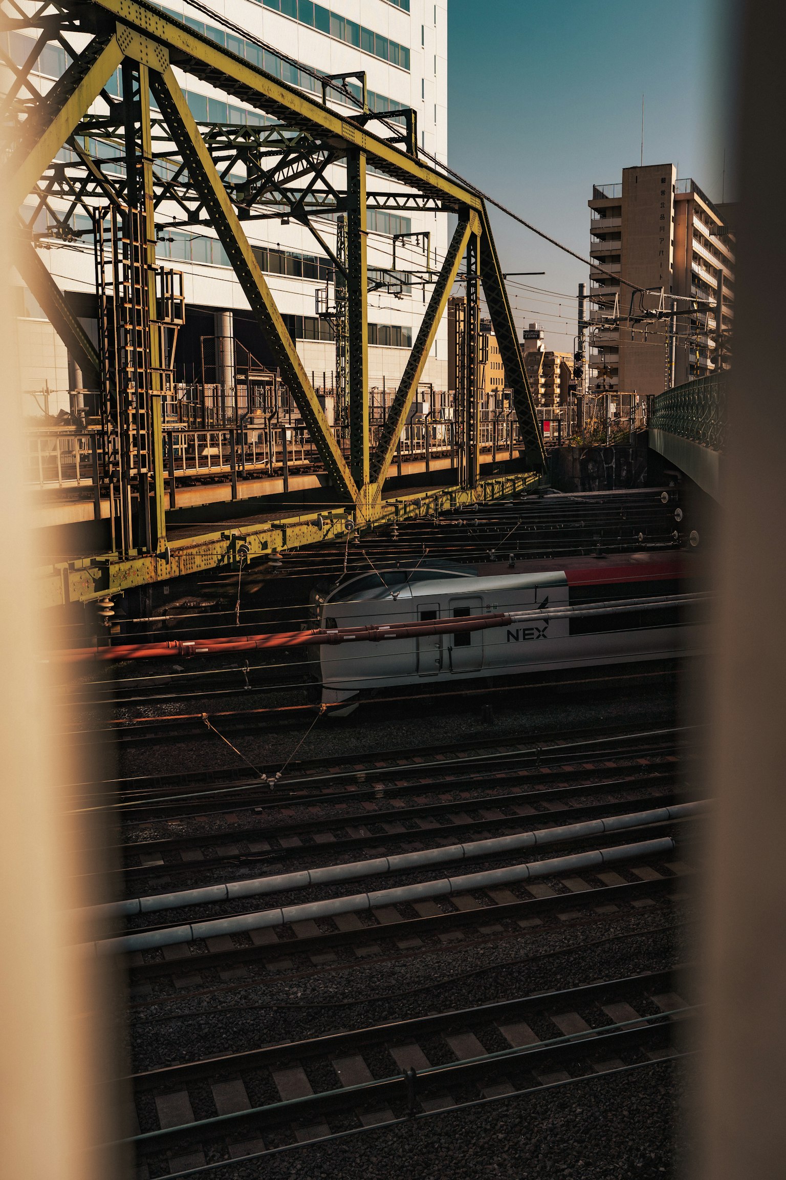 Scène urbaine avec pont ferroviaire et voies