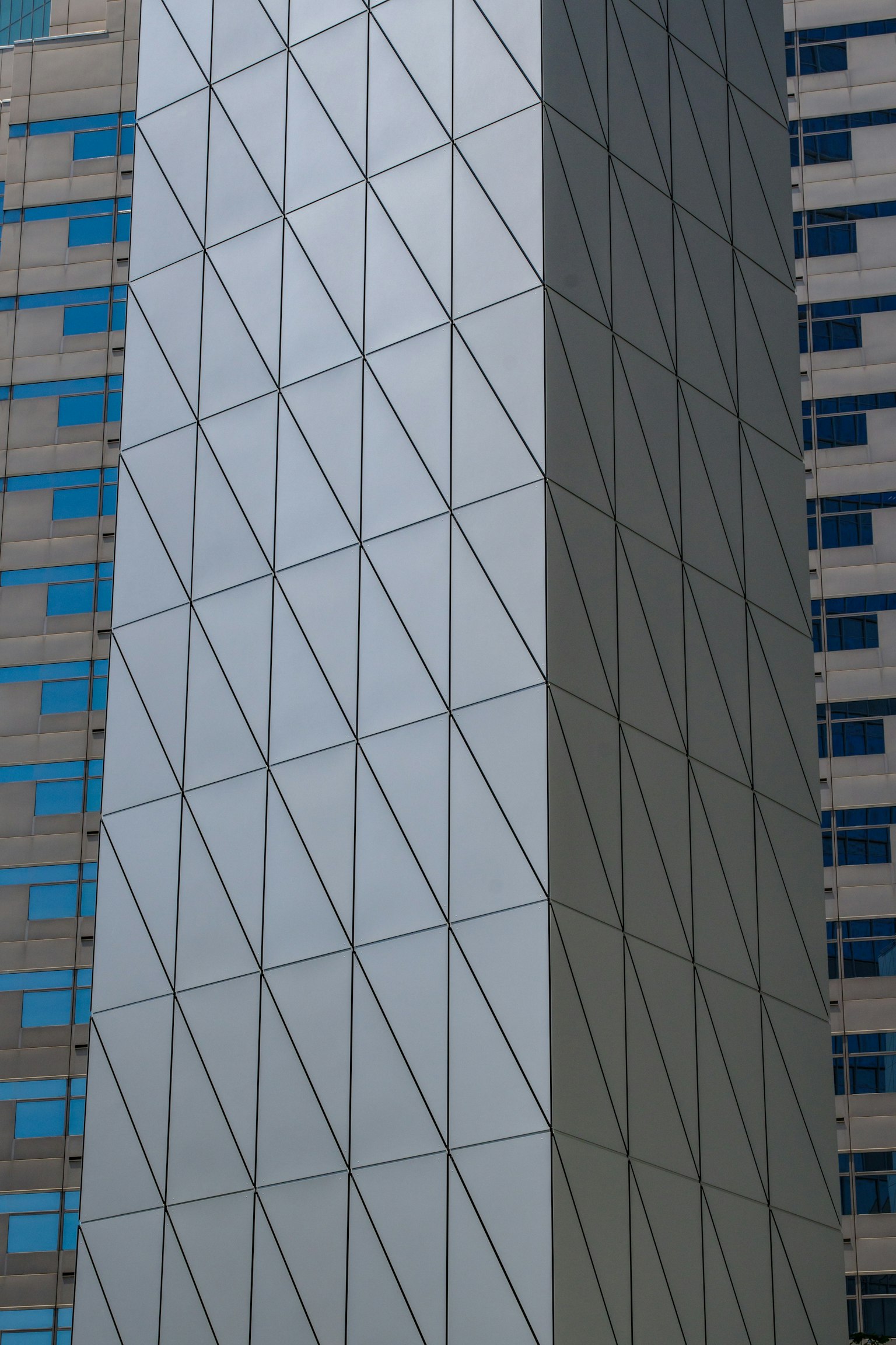 Façade d'immeuble avec motif en diamant blanc
