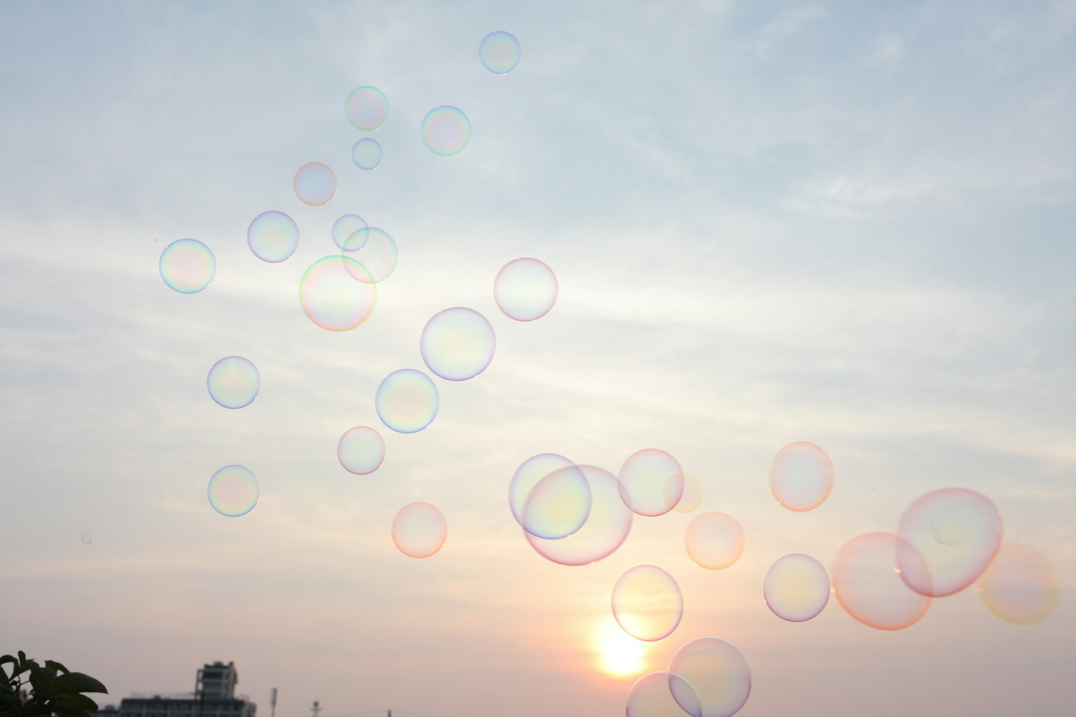 Cielo con burbujas y atardecer