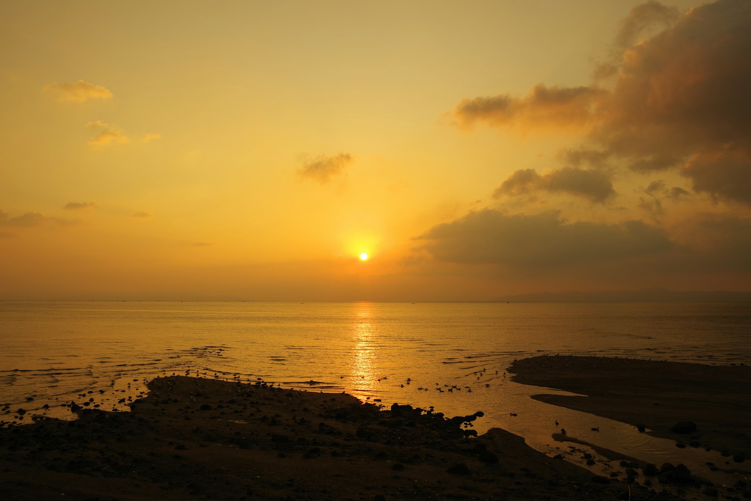 Un paysage magnifique du coucher de soleil sur l'océan