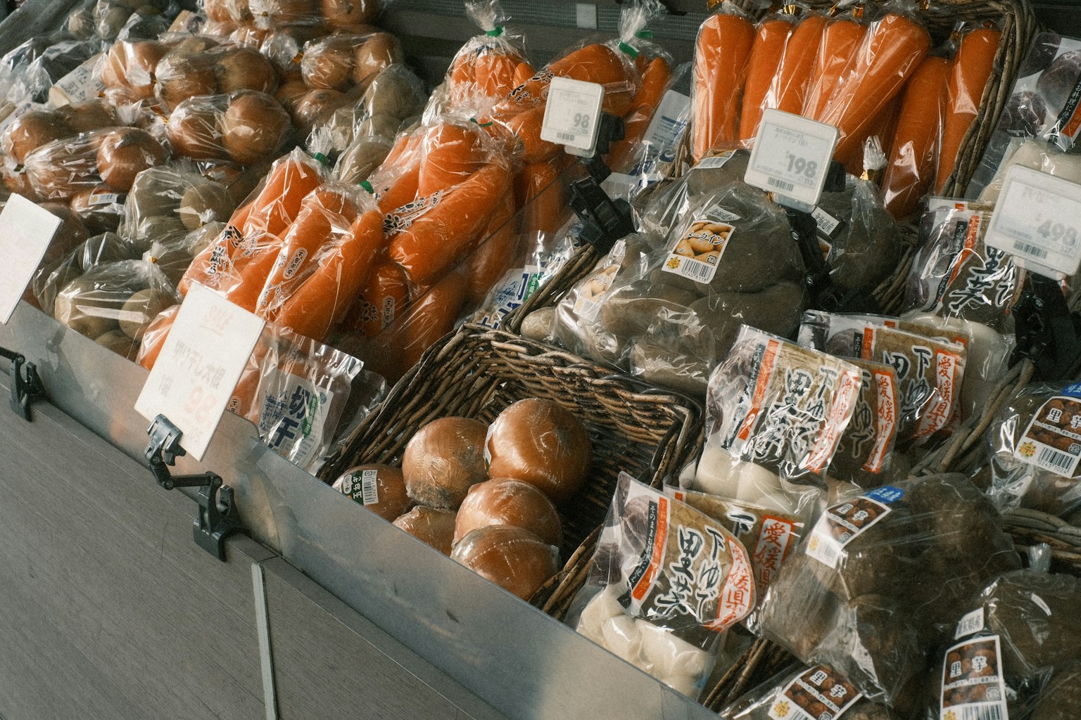 市場上新鮮蔬菜和水果的展示