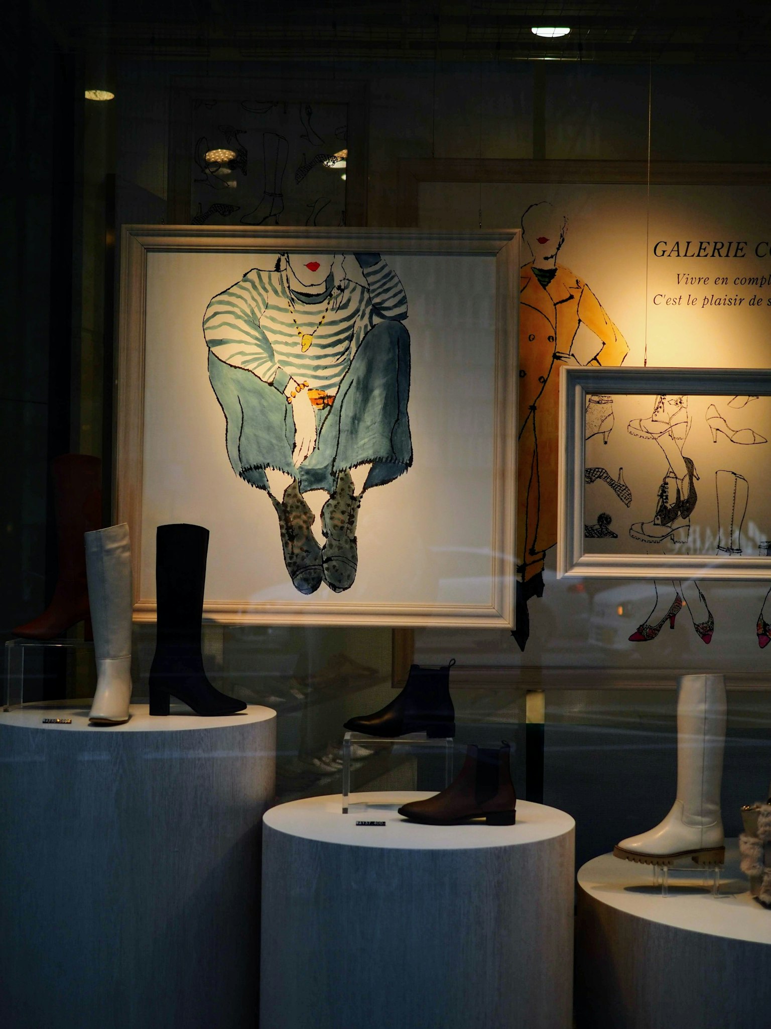 Vitrina con zapatos y obras de arte