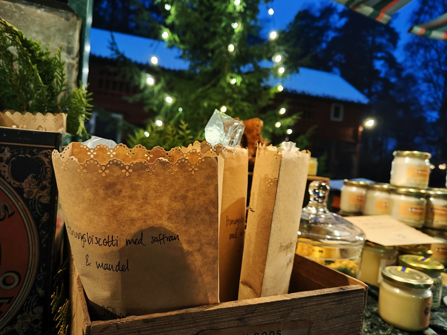 Une boîte en bois remplie d'articles emballés à la main dans un marché nocturne