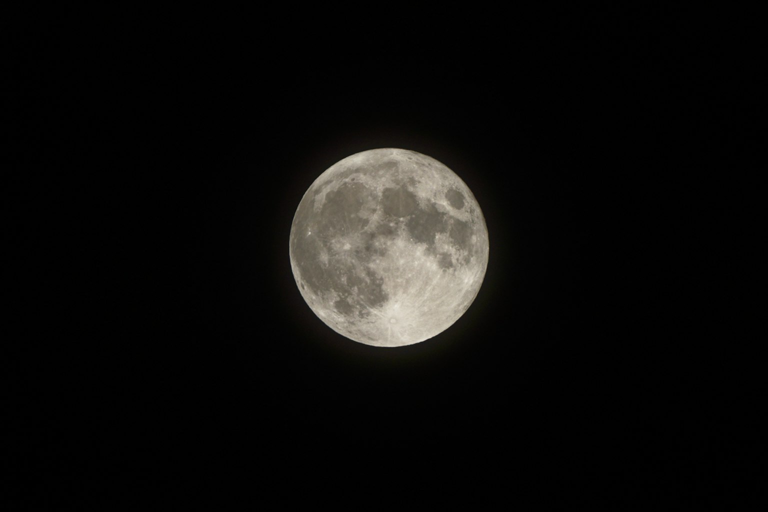 Luna piena luminosa nel cielo notturno