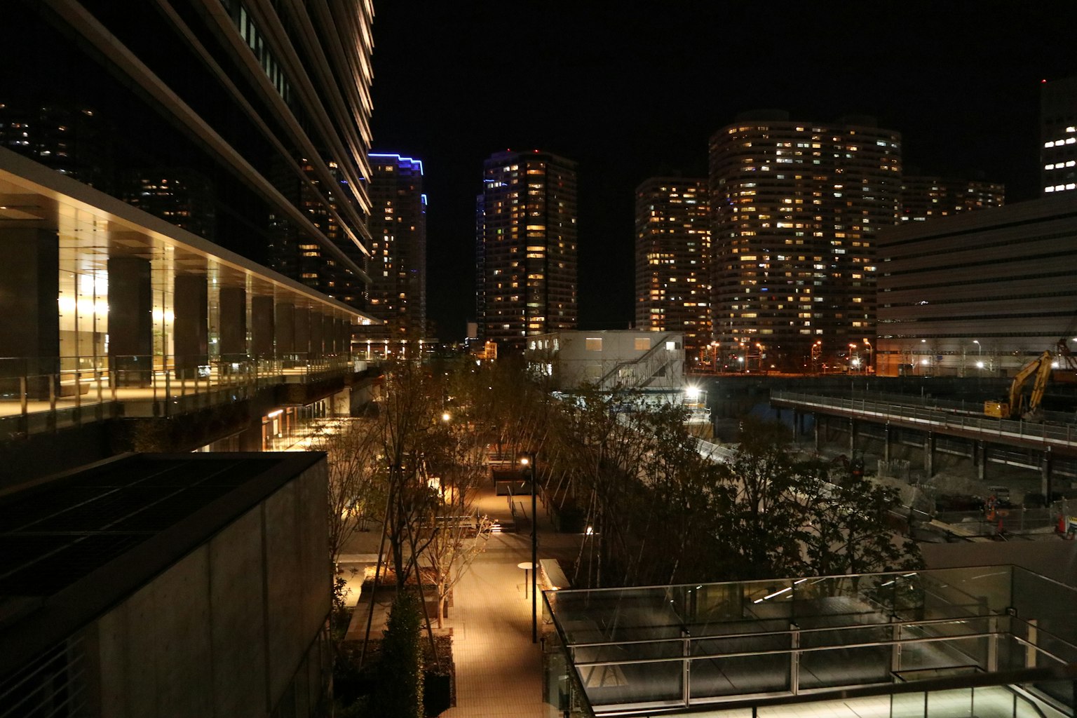 夜间城市景观高楼大厦和明亮的窗户