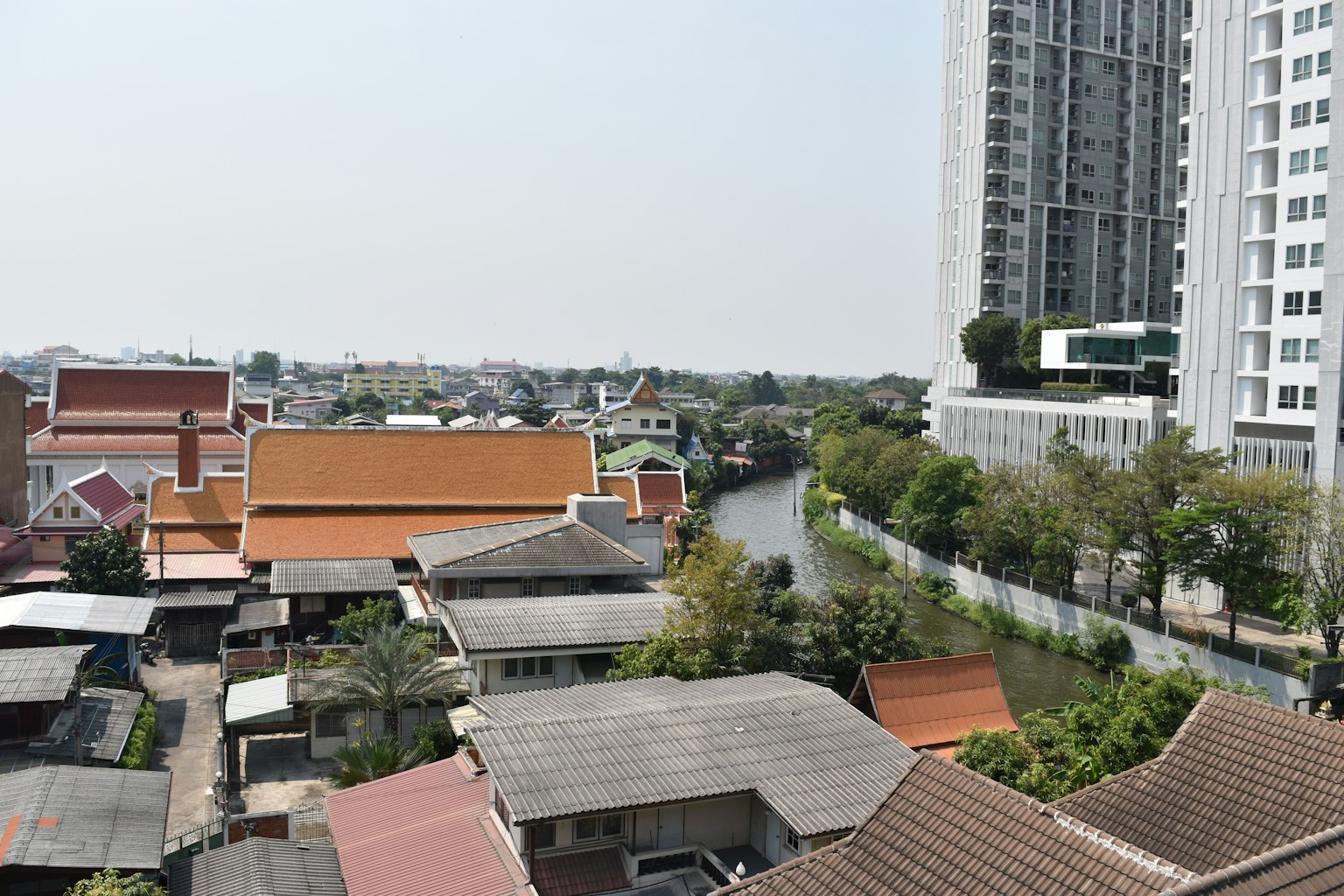 運河景觀，有傳統房屋和現代建築